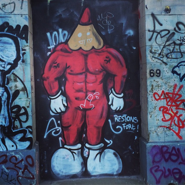 Pumpin' lead and Brussels muscles. Weinie graffiti at its worst. #jesuis #streetart #graffiti