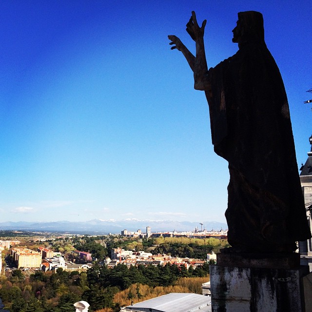 Hands + hills + horizon. #madrid #travel